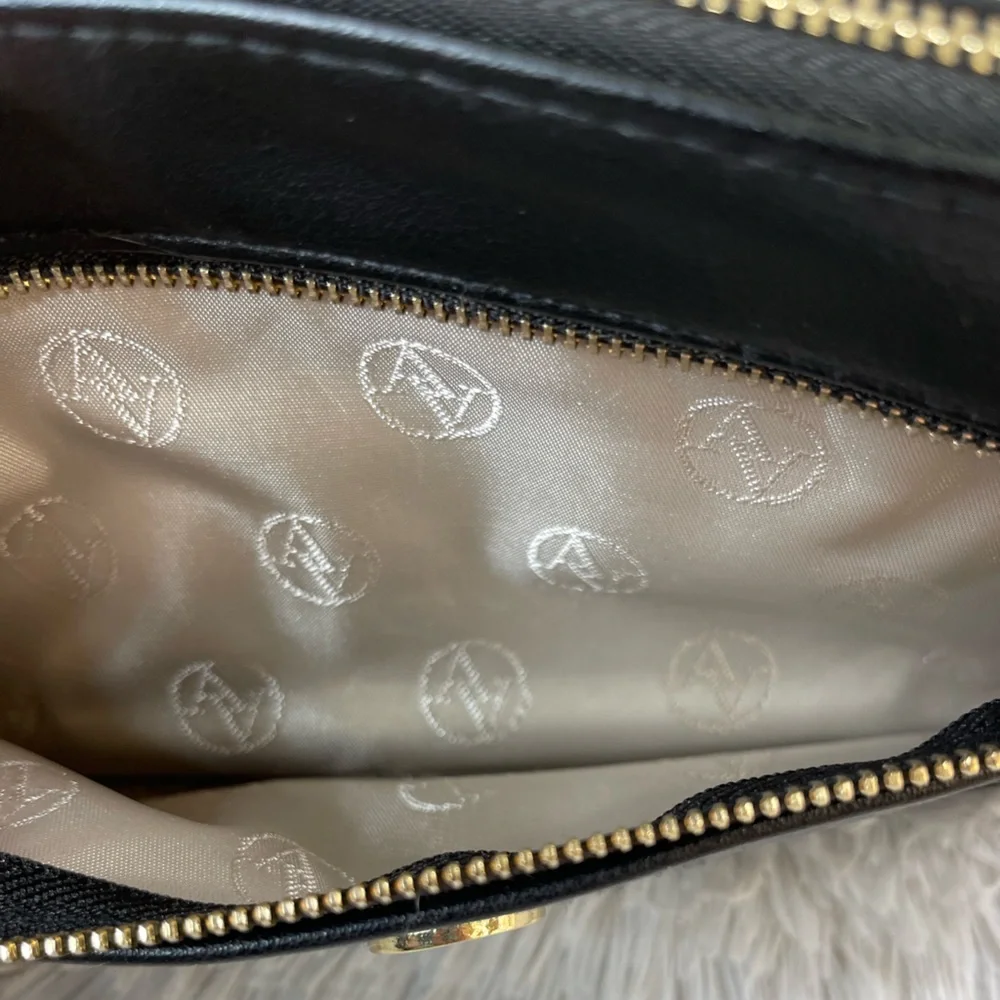 Adrienne Vittadini Black wristletbag wallet